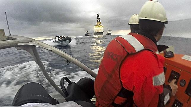 Los ecologistas califican de «cruenta agresión» el incidente ocurrido durante la protesta contra los sondeos de Repsol