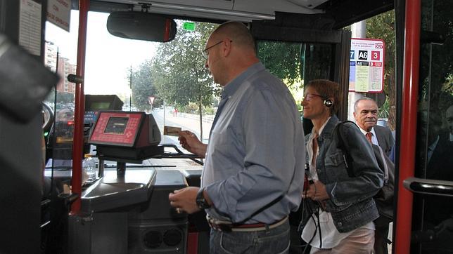 Tussam permitirá cargar gratis la batería del móvil en los autobuses urbanos de Sevilla