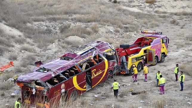 La juez deja en libertad con cargos al conductor del autobús siniestrado en Murcia