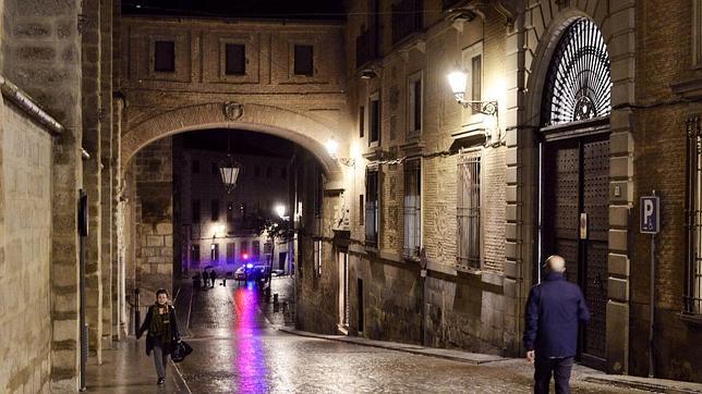Calle Arco del Palacio mojada por la lluvia