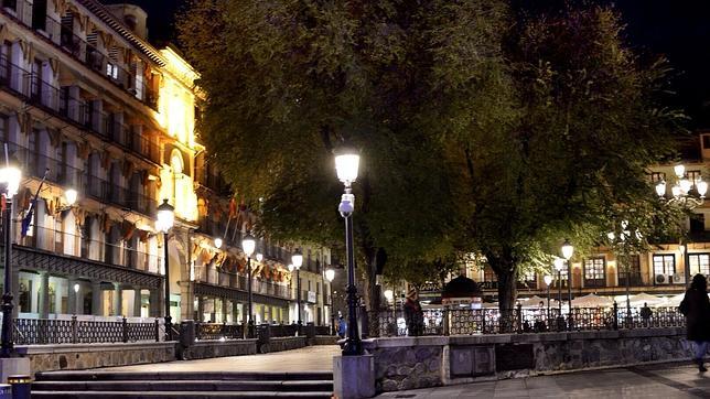 Plaza de Zocodover. A la izquierda el reloj iluminado