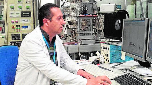 El científico Muñoz Caro, en las instalaciones del Centro de Astrobiología en Torrejón de Ardoz