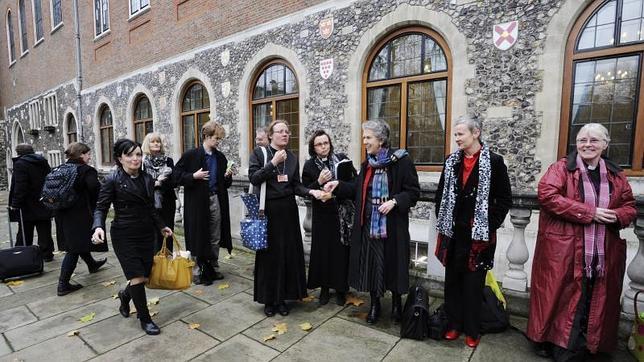 Pastoras anglicanas esperan en la puerta de la sede de la Iglesia anglicana donde se celebró en julio de 2012 el Sínodo general que debatió la ordenación de mujeres obispo