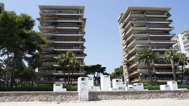Imagen de archivo de unos apartamentos en primera línea de playa en Castellón