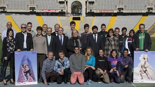 Atletas posan en el estadio olímpico con la regidora de deportes del ayuntamiento de Barcelona, Maite Fandos, para dar su apoyo a la candidatura de Barcelona para el Mundial 2019