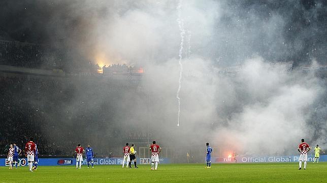 Bochornoso lanzamiento de bengalas de los ultras visitantes en el Italia-Croacia