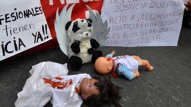 Protesta en las puertas del Hogar Virgen de Fátima, en La Paz