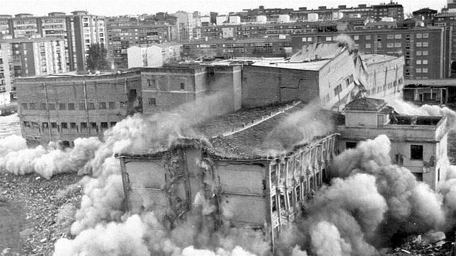Demolición de la antigua fábrica de Campofrío de Burgos, el 16 de octubre de 1996