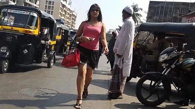 La actriz camina por las calles de Mumbai sin ser molestada