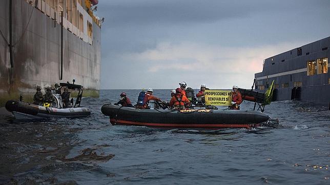 Defensa sostiene que la Armada «hizo lo que tenía que hacer» porque Greenpeace iba a cometer un «delito de piratería»