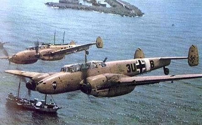 Bombarderos alemanes sobrevuelan un puerto británico