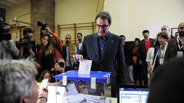 Artur Mas deposita su papeleta en favor de la independencia el pasado 9 de noviembre