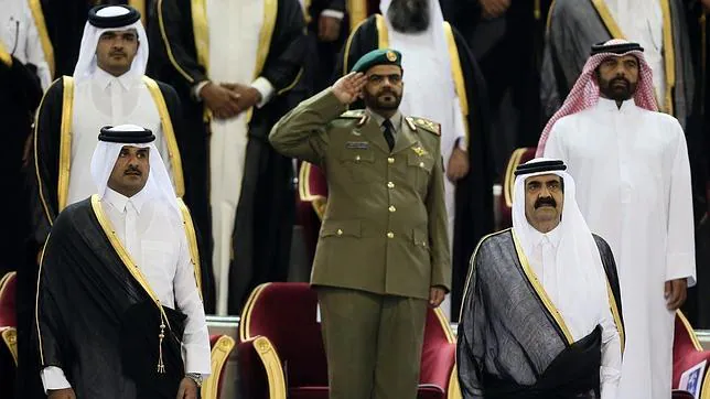 El emir de Qatar Sheikh Hamad bin Khalifa al-Thani (a la derecha, en primer término) juinto a su hijo, el príncipe Sheikh Tamim bin Hamad al-Thani, en un evento deportivo en el estadio de Doha