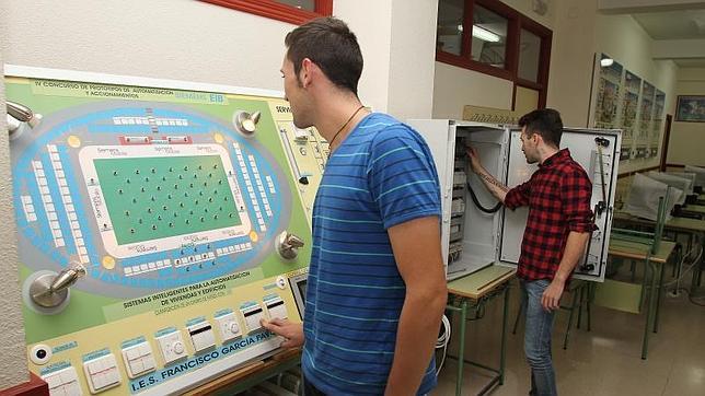 Alumnos de los Ciclos de grado formativo de FP dual, que permite estudiar y trabajar a la vez