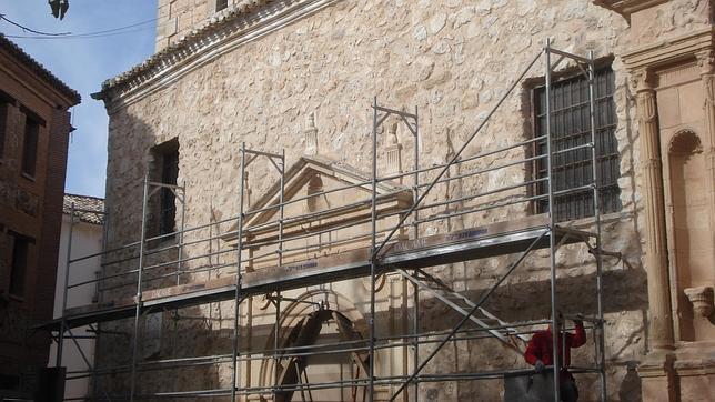 Comienzan los trabajos de restauración de la portada menor de la iglesia de Corral