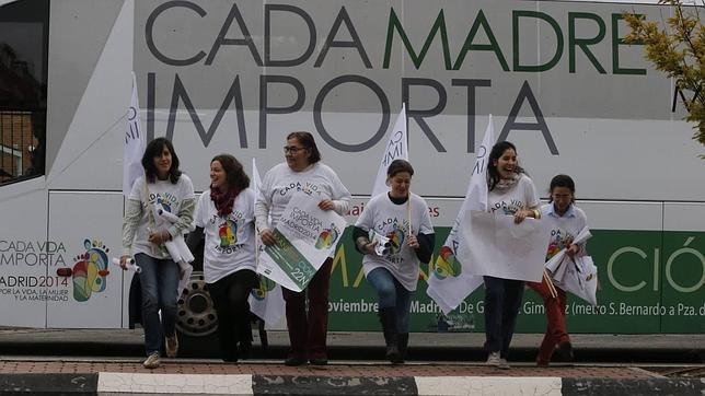 Inicio de la pegada de carteles para publicitar la marcha del próximo sábado 22 de noviembre contra la ley del aborto