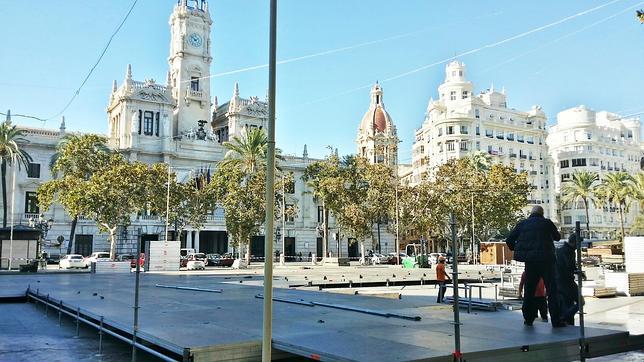 Comienza la instalación de la pista de hielo de la plaza del Ayuntamiento de Valencia