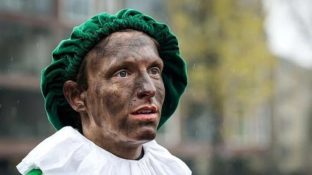 El paje negro de San Nicolás levanta protestas por racismo los Países Bajos