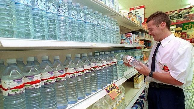 Un reponedor de un supermercado madrileño