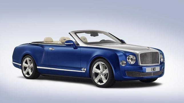 El nuevo Grand Convertible de Bentley exhibe tonalidad Sequin Blue combinada con 'plateado líquido'.