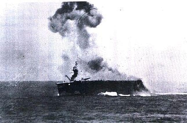 El «Dédalo» fue atacado y alcanzado por dos aviones «kamikazes»
