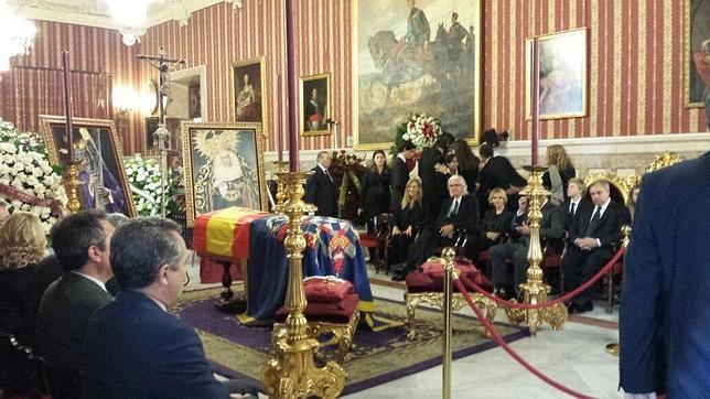 La capilla ardiente de la duquesa de Alba ya está abierta en el Ayuntamiento de Sevilla