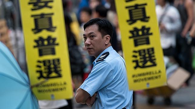 Manifestantes radicales asaltan el Parlamento de Hong Kong