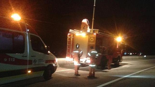 Rescatan a un conductor herido tras caer a una acequia sin agua desde siete metros