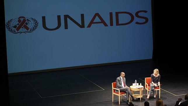 Michel Sidibé, director ejecutivo de ONUSIDAy Charlize Theron, Mensajera de la Paz de las Naciones Unidas