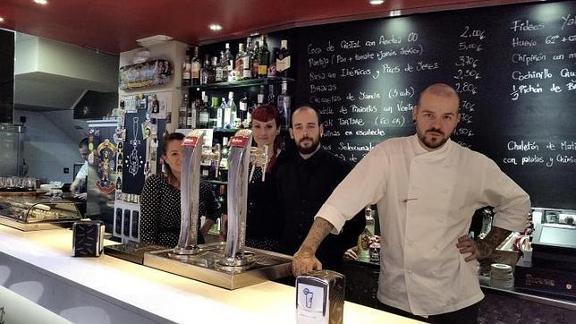 El cocinero y propietario, Tonino Valiente (a la derecha), posa con parte de su equipo en el bar de tapas el Tatau Bistró