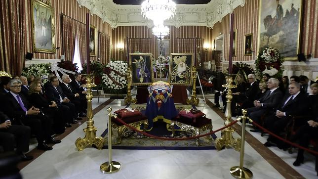 La capilla ardiente de la duquesa de Alba está instalada en el Ayuntamiento de Sevilla