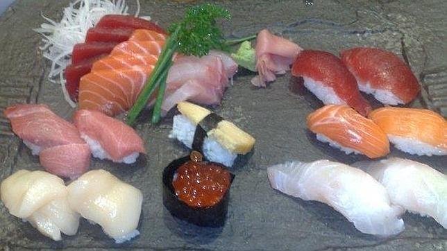 Omakase con nigiri de vieira, Nigiri oh!toro, Atún Rojo, Salmón, Pez limón, gunkan de ikura, tamago, Jengibre, Nigiri atún, Nigiri ventresca de abadejo y Nigiri salmón