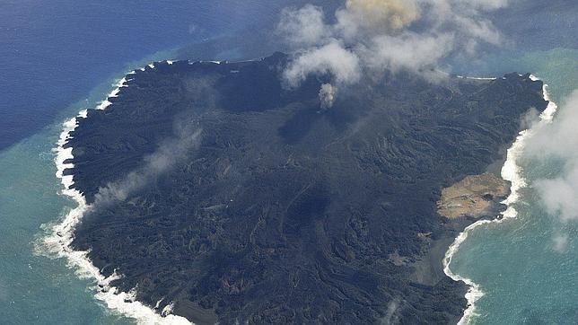 Una isla japonesa multiplica en un año nueve veces su tamaño tras una erupción volcánica