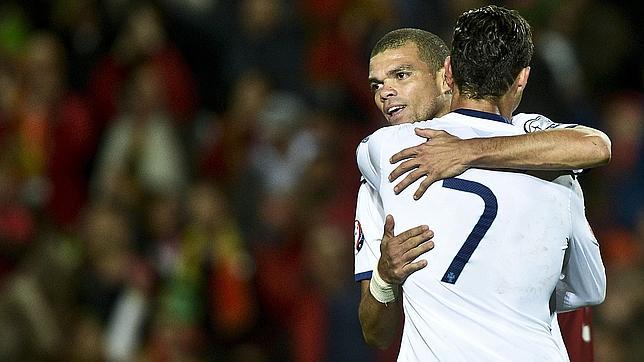 Pepe abraza a Cristiano en un partido reciente de Portugal