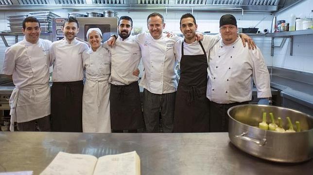 José Miguel Olazabalaga (tercero por la derecha), cocinero del restaurante Aizian de Bilbao