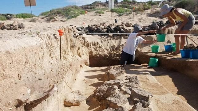 Trabajos de excavación en el yacimiento con restos romanos descubierto en la Isla de Lobos en 2012