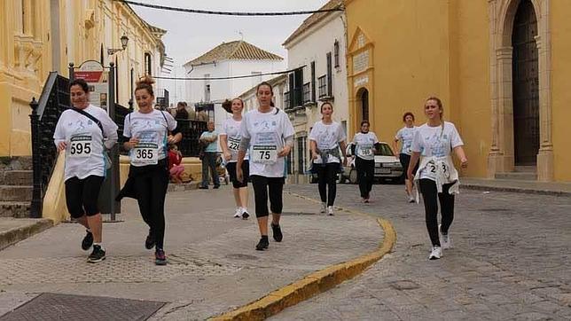 Las calles de Utrera se llenan con la «Carrera de la Mujer»