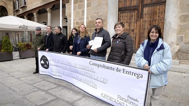 Piden con 94.360 firmas la retirada de la Ley de Caza de Castilla-La Mancha