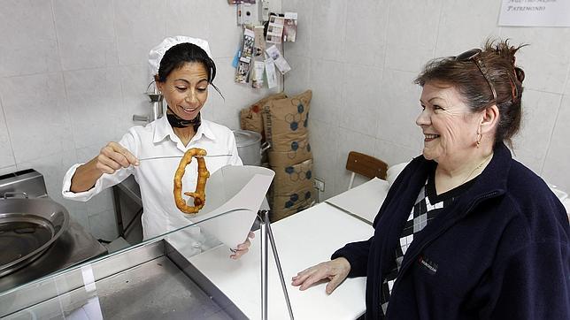 La familia Morales Benítez regenta desde hace casi medio siglo el Jeringo de Oro