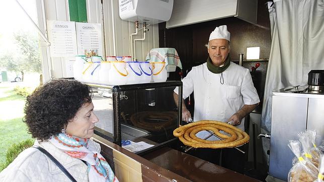 Junto al Coso de Los Califas, Felipe recibe a la clientela atraída por el olor de los churos