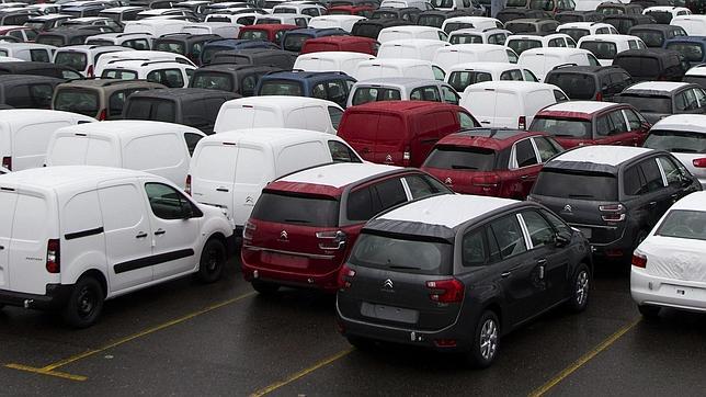 Más 2.000 personas salen a la calle contra los recortes salariales en la planta de PSA