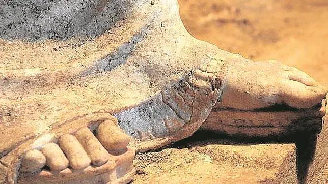 Los pies de la cariátide nos hablan de las modas y la delicadeza de la época macedonia