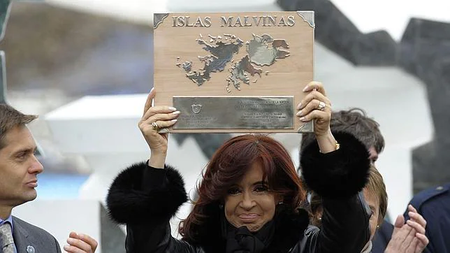Kirchener conuna placa en 2012, 30 aniversario de la guerra de las Malvinas