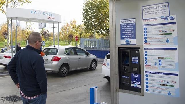 Las estaciones de gasolina de Madrid declaran la guerra a las «low cost»