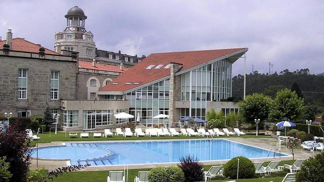 Hospitalizado un niño tras caer un árbol del jardín del Balneario de Mondariz