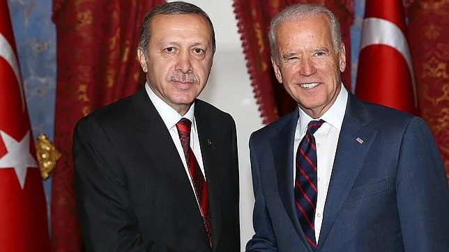 El presidente Erdogan recibió al vicepresidente de EE.UU., Joe Biden (derecha), este sábado en Estambul