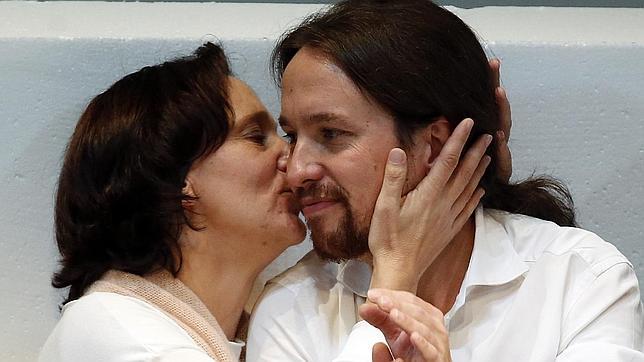 Carolina Bescansa besa a Pablo Iglesias, tras su nombramiento como secretario general