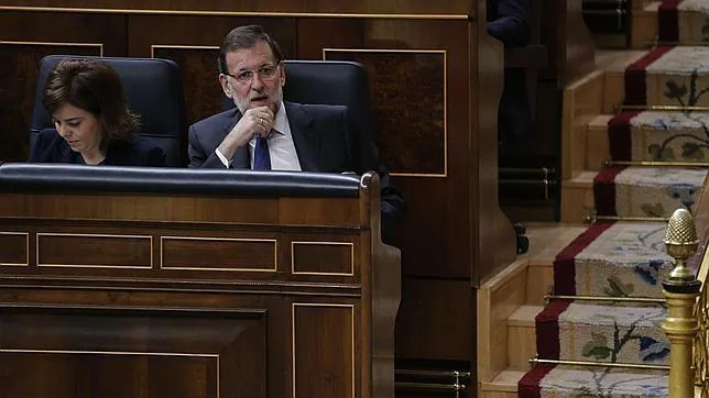 El presidente Mariano Rajoy, junto a Soraya Sáenz de Santamaría, en el Pleno del Congreso