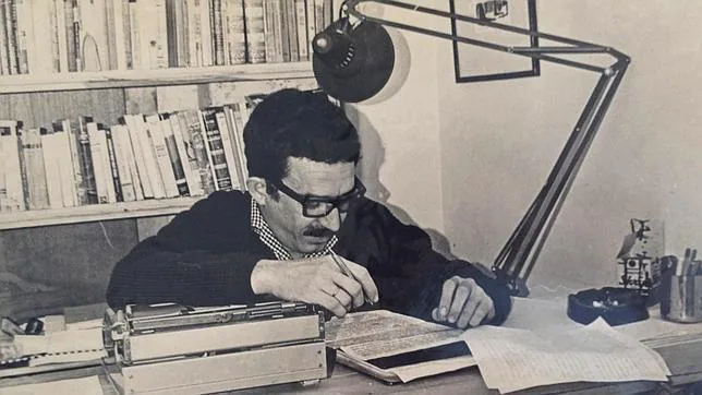 Gabriel García Márquez revisando el texto de «Cien años de soledad»