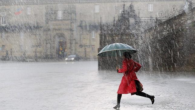 La semana comienza con cielos muy nubosos y lluvias dispersas en la Península